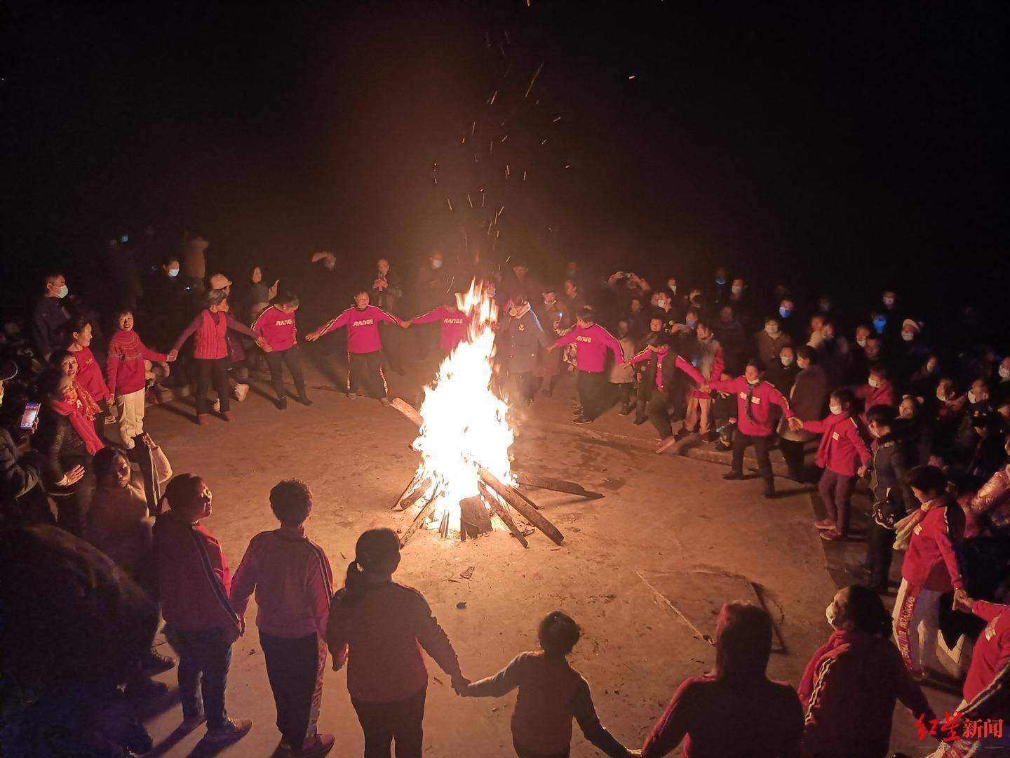 游客|稻田花灯！这个乡村灯会有点火：村民自筹自制，四乡八里都来看，三天吸引约万人次