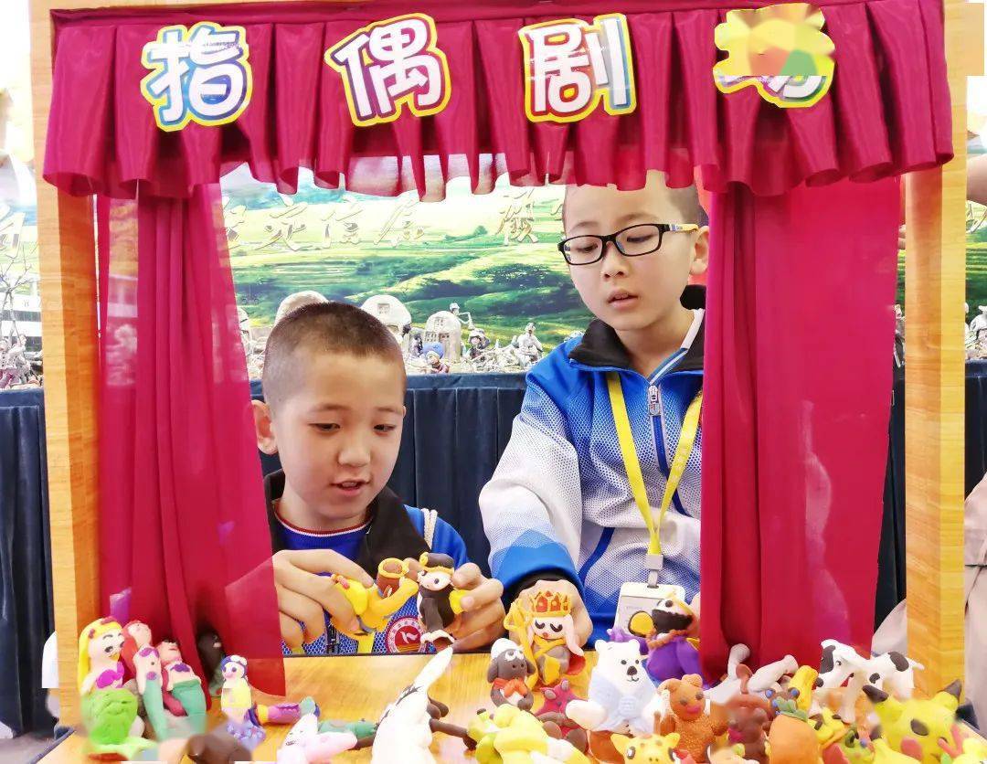 学生正在准备指偶演出学生表演《狡猾的狐狸》学生表演《狐假虎威》在