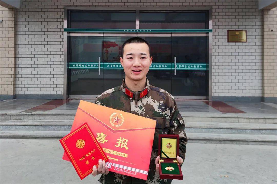 今年,给爸妈的新春礼物是我的"四有"优秀士兵奖章爸妈,这是我在部队
