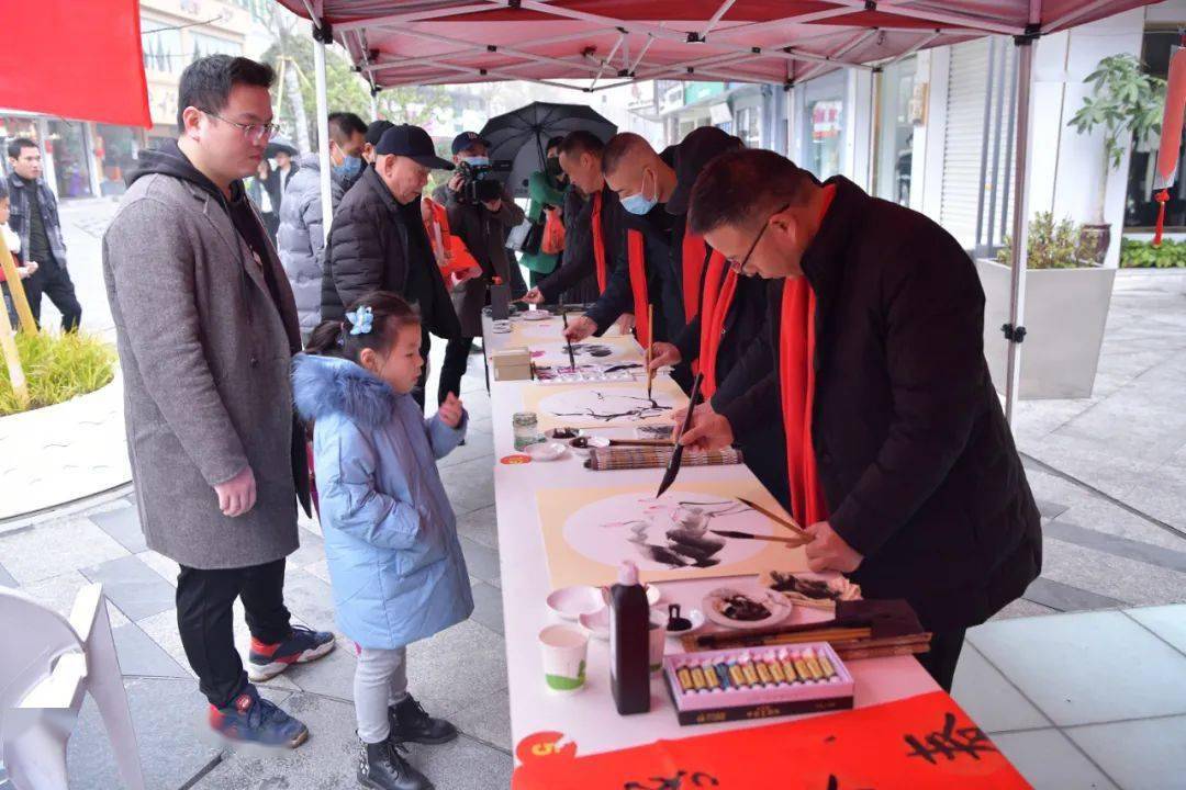 在龙跃路步行街,舞台上温州鼓词,戏曲等表演轮番上场;舞台下鱼饼鲜香