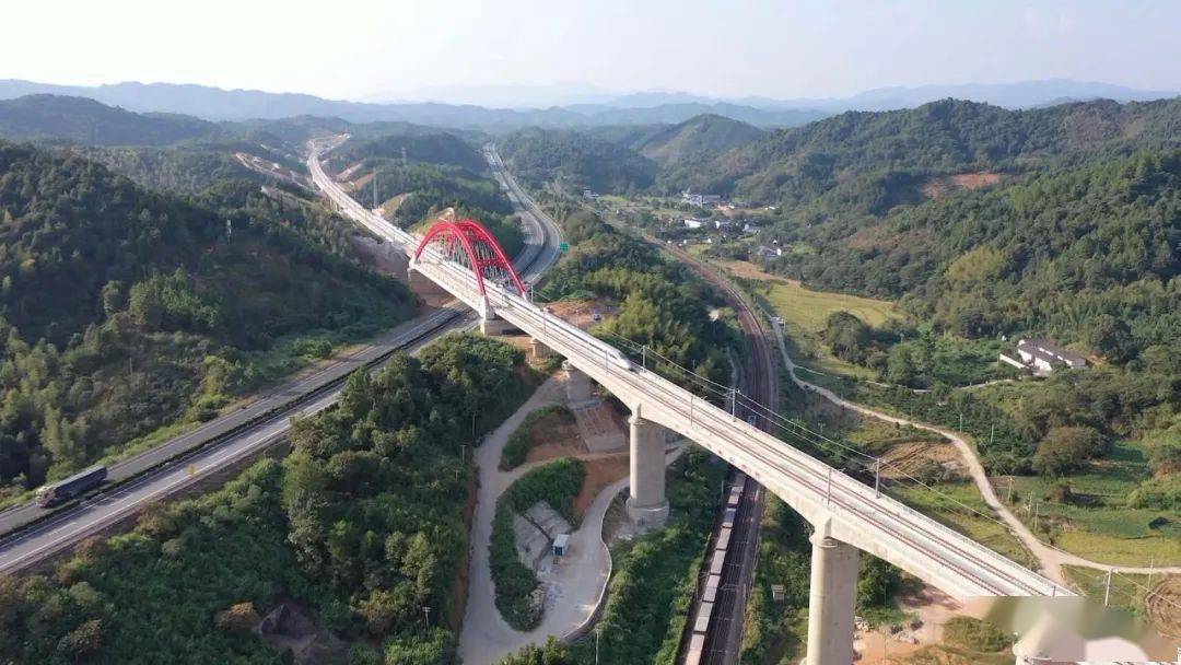 赣深高铁上 1600级"天梯"你见过吗_山体_张笑宇_铁路