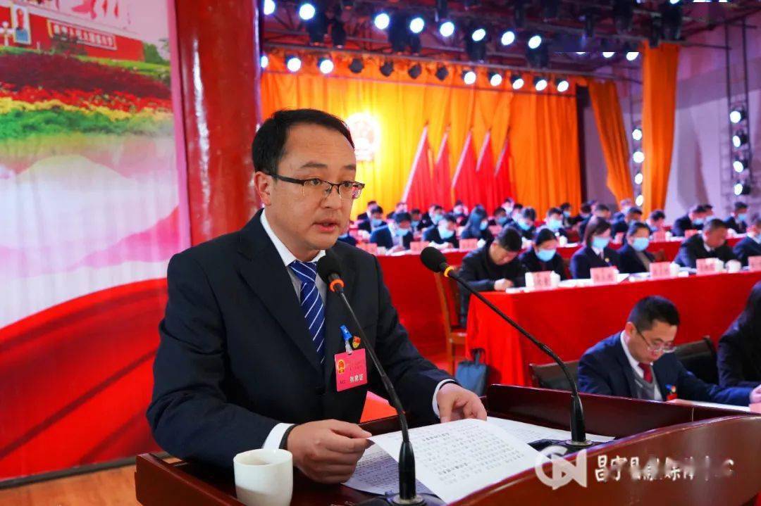 会上,县十七届人民政府常务副县长杨玺向大会报告县人民政府关于县