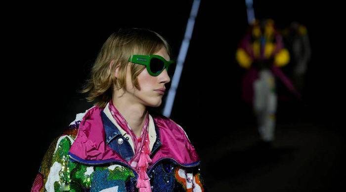 喇叭裤垫肩和喇叭裤重现2022米兰男装周，还有来自女性衣橱的灵感