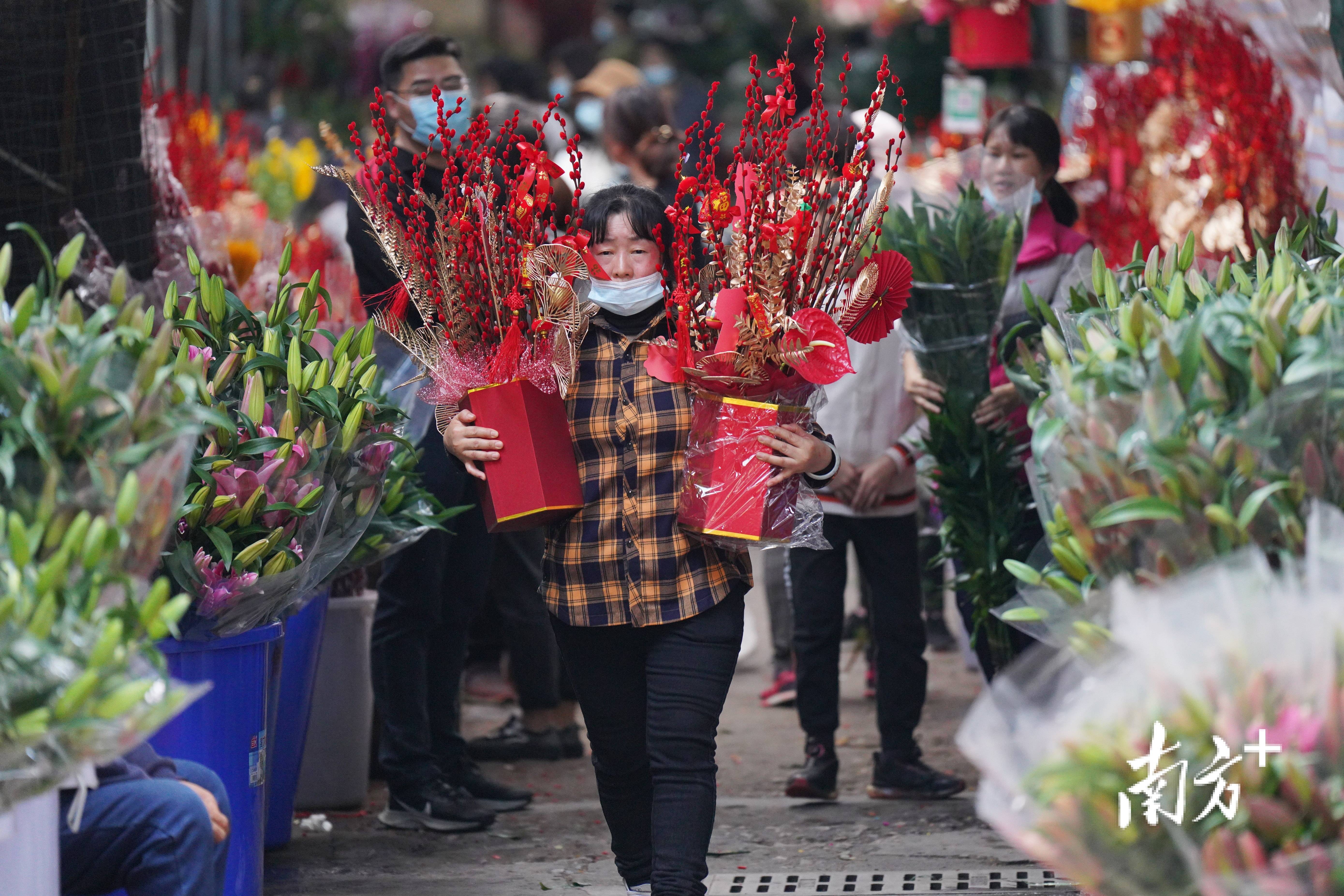 多图春节临近东莞市民逛花街采购忙