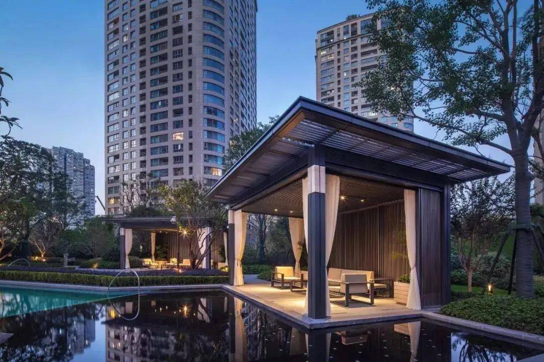 的新中式风格廊架,这种设计手法在一定程度上会更接近现代风格的审美