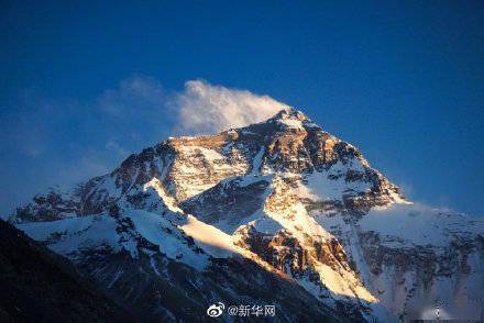 景象|蓝天白云相衬下的珠峰景象壮观