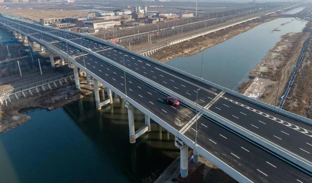 据了解,"银河桥"北起中心商务区杉桦道,跨越津沽一线,南疆铁路,大沽