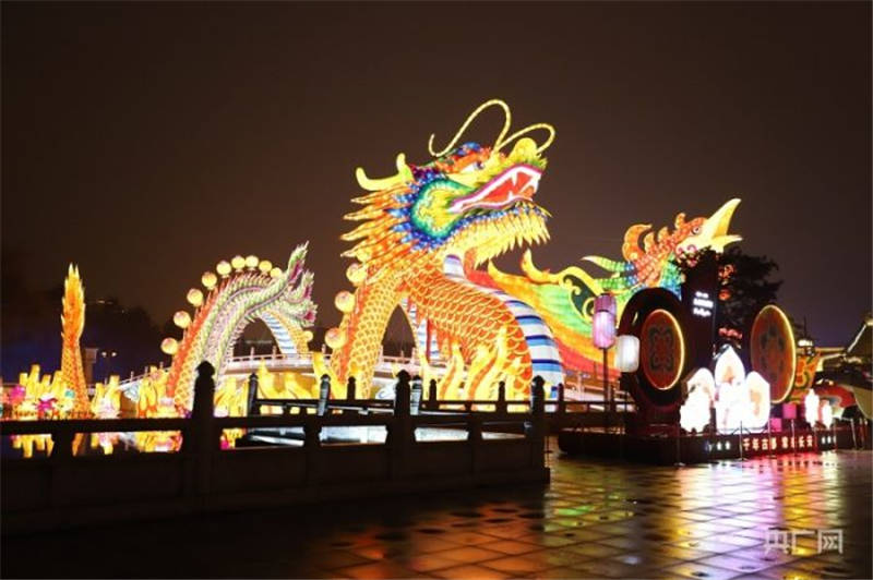 西安点亮虎年新春花灯 市民冒雨打卡赏灯_舒隆焕_灯组_长安