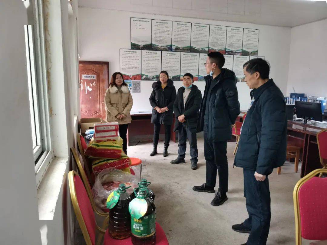 团县委书记陈泓州带队看望慰问.