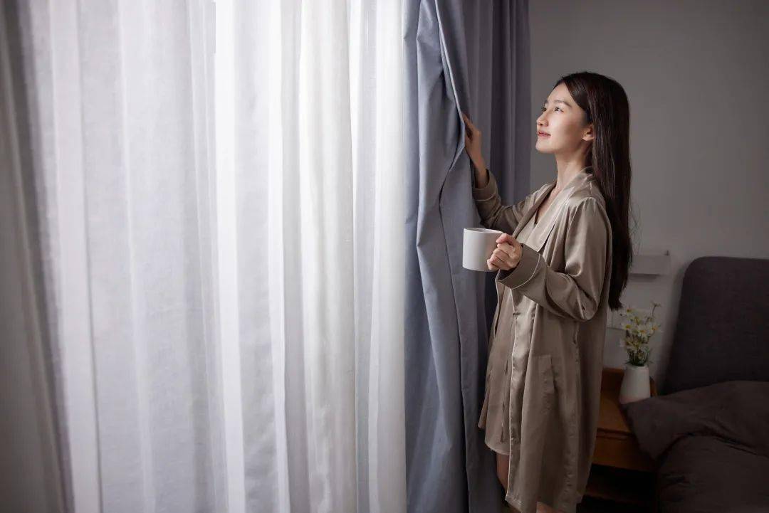 新生儿白天睡觉时最好不要把窗帘全部拉上,全部拉上窗帘不利于培养