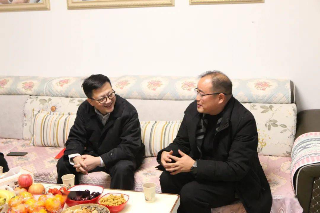 73在2021年度中国宝武"银牛奖"获得者张同方家中,傅新宇向他及家人