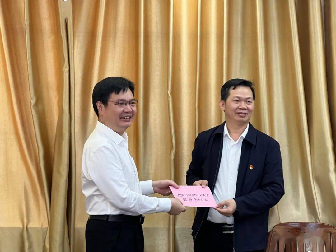 随后,卢巧智慰问了优秀专家和拔尖人才,对钟革辉和朱雪在教育事业上