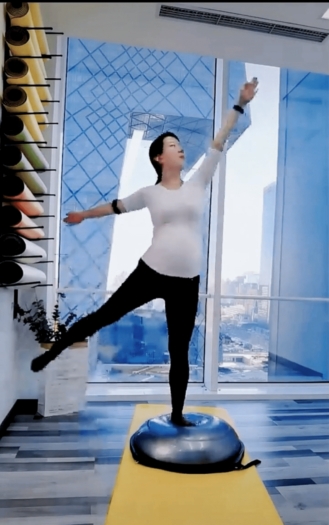 43岁颜丹晨素颜健身挺巨肚踩瑜伽球金鸡独立孩子爸身份成谜