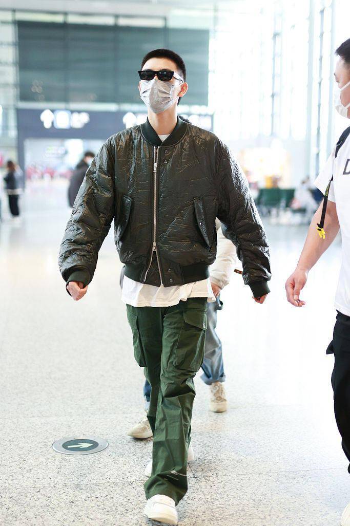 2022年1月30日,上海,陈飞宇机场街拍.