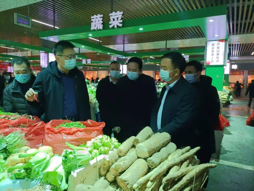 县委书记余业伟深入农贸市场检查