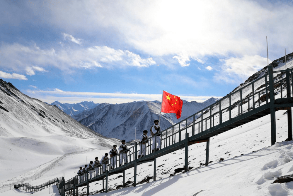 新春走基层丨佳节将至,别迭里边防连官兵再踏"天梯"巡逻路_界碑_分队