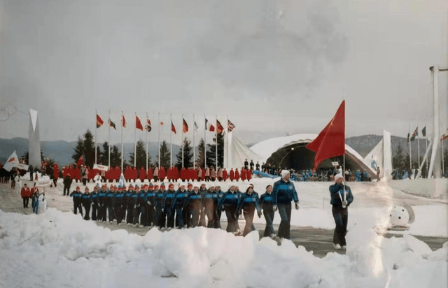 高亭|珍贵影像｜1980年以来冬奥会开幕式中国队旗手速览