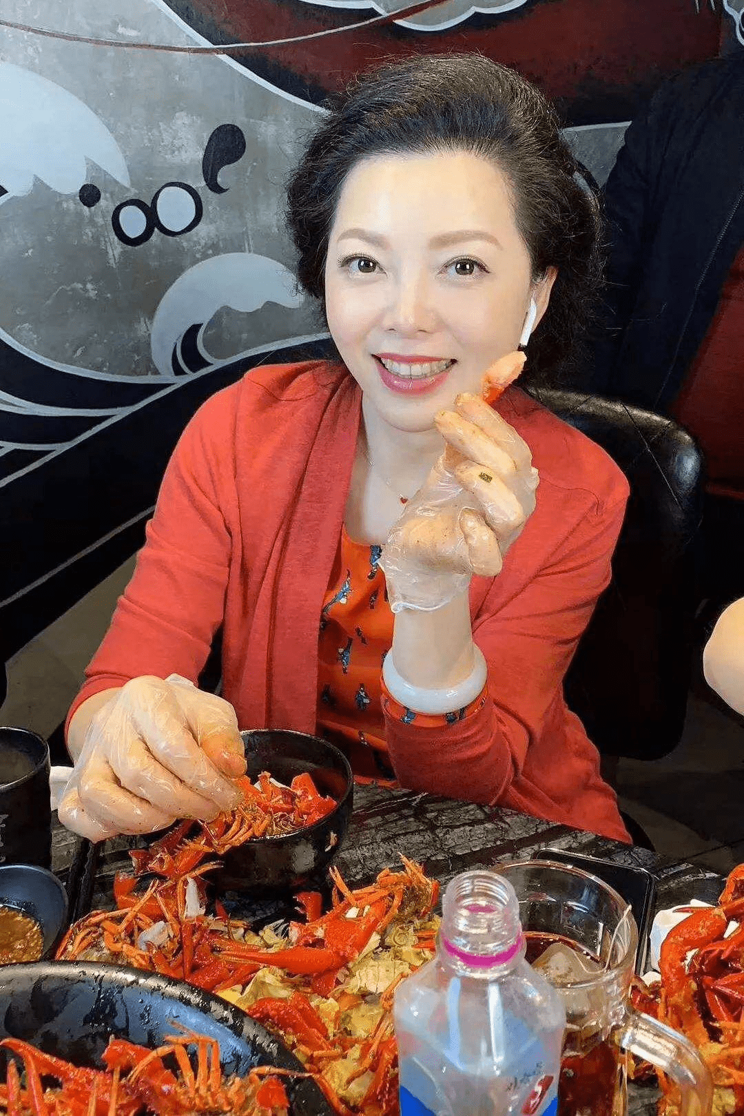 汪涵前女友还挺惊艳的,都50多岁了穿上裙装优雅知性,气质没咋变