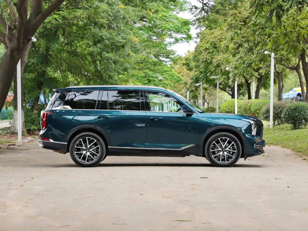 传祺gs8的车身侧面线条充满力量感,搭配下方双五辐式轮圈,看起来霸气