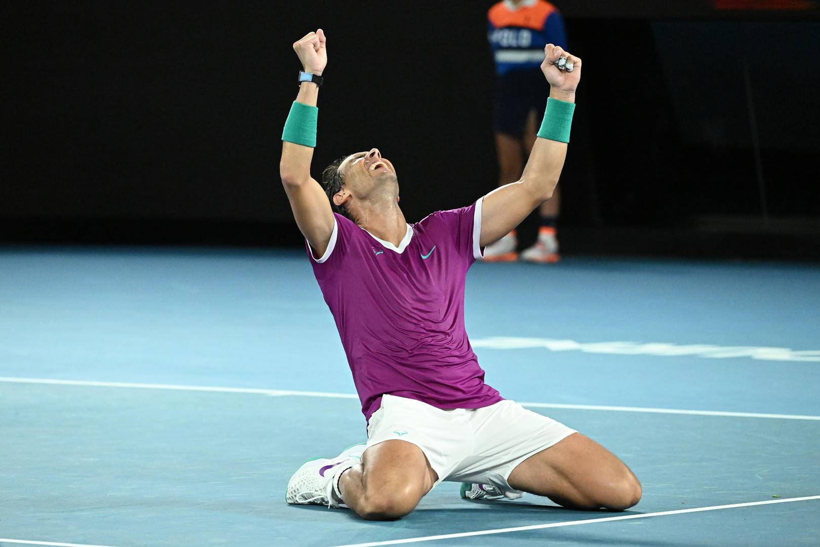 C罗|第21个大满贯！鏖战近6小时，纳达尔连扳3盘拿澳网冠军登顶历史第一