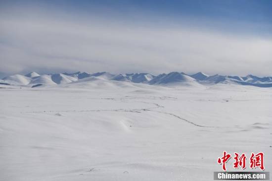 山峰|西藏纳木错湖迎降雪 远山连绵酷似奶油冰激凌