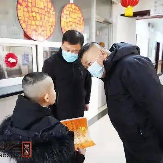 张亚松看望了这俩孩子_慰问_北正乡_井陉