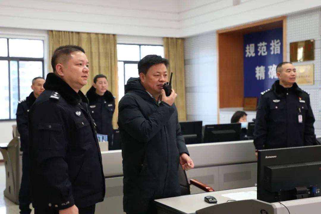 在建宁县公安局110指挥中心,林大茂书记详细查看了城区治安监控视频