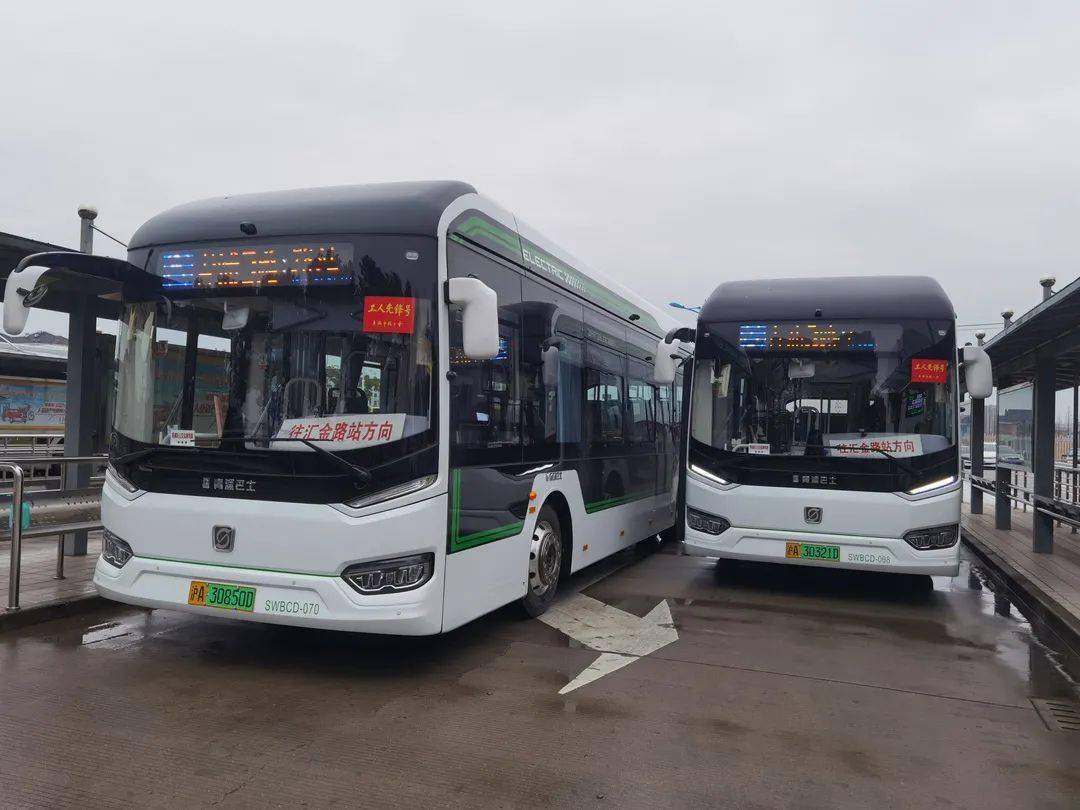 几年前,上海街头出现了黑色外观的智能化公交车,俗称"黑金刚",近段