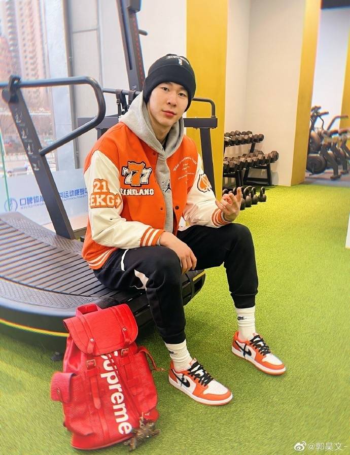 郭昊文微博晒照告别伤病回归球场22年虎虎熠生威