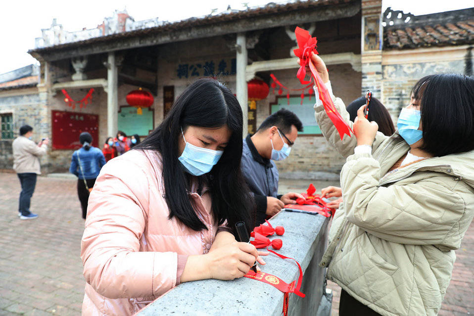 德庆许愿树：栽种于清代，挂满祈福带