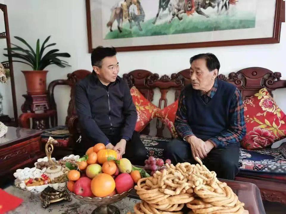 新春前夕乌兰县领导走访慰问退休老干部