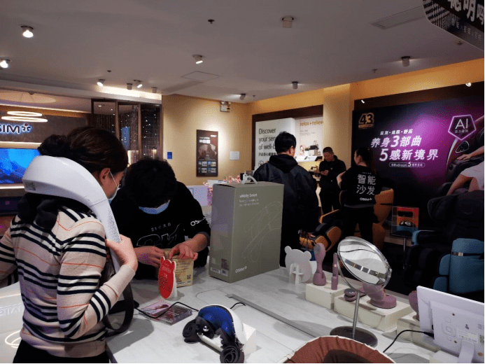 新春走基层丨年货也要科技感！按摩沙发、扫地机、擦窗机器人…黑科技产品跻身年货采购单