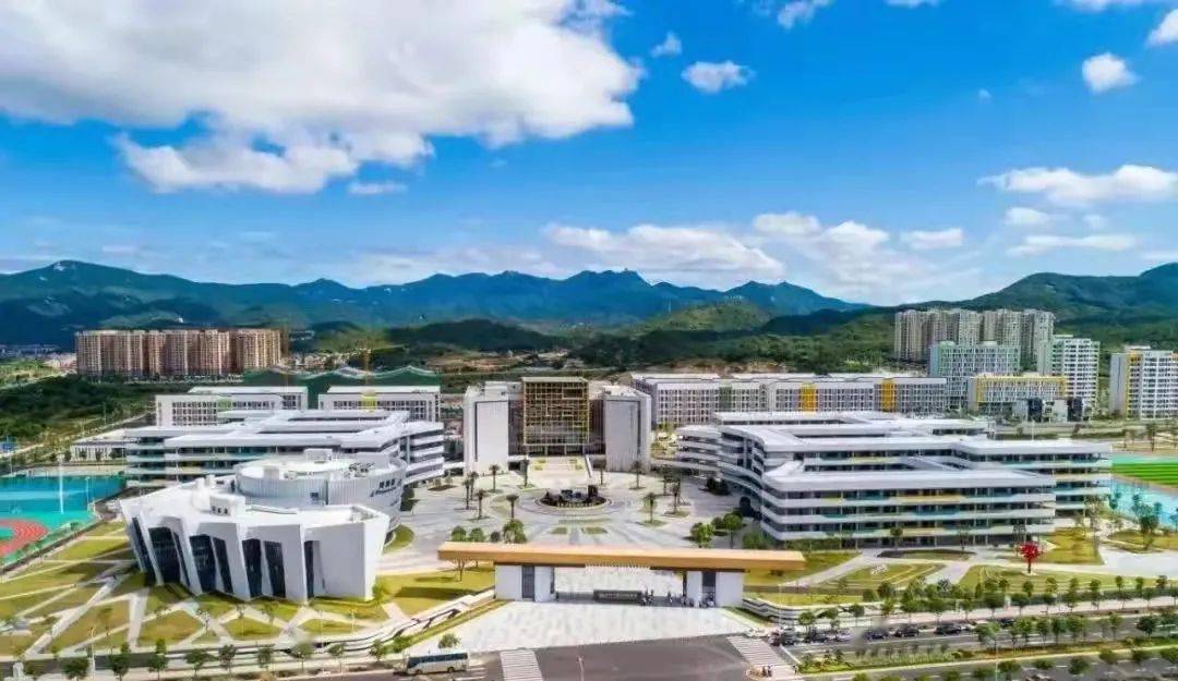 华中师大惠安亮亮中学于9月份正式招生投用,成为全市优质教育资源的新
