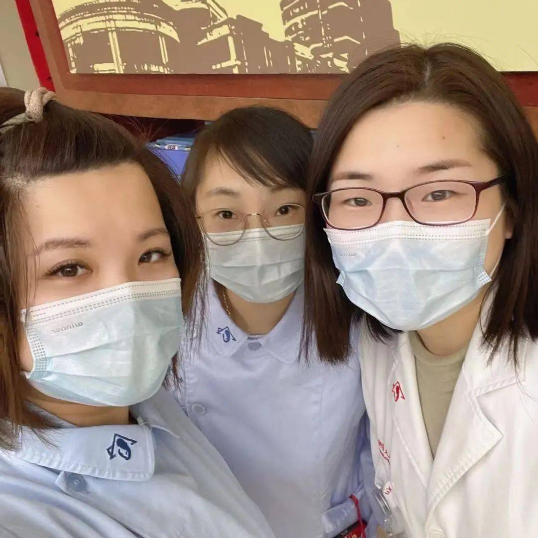 正在为rh阴性血的产妇备血检验科值班人员唐慧琳在忙碌着33病房杨琼艳