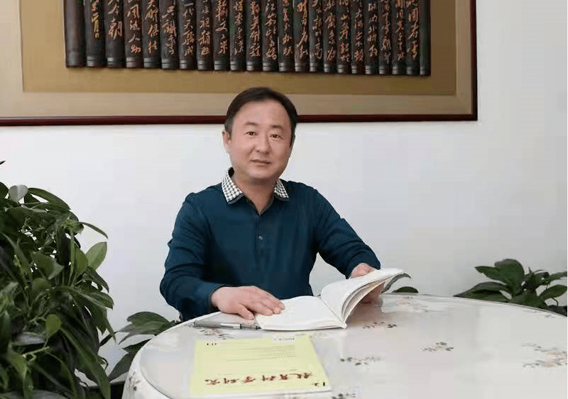 大连两洋高级中学校长图片