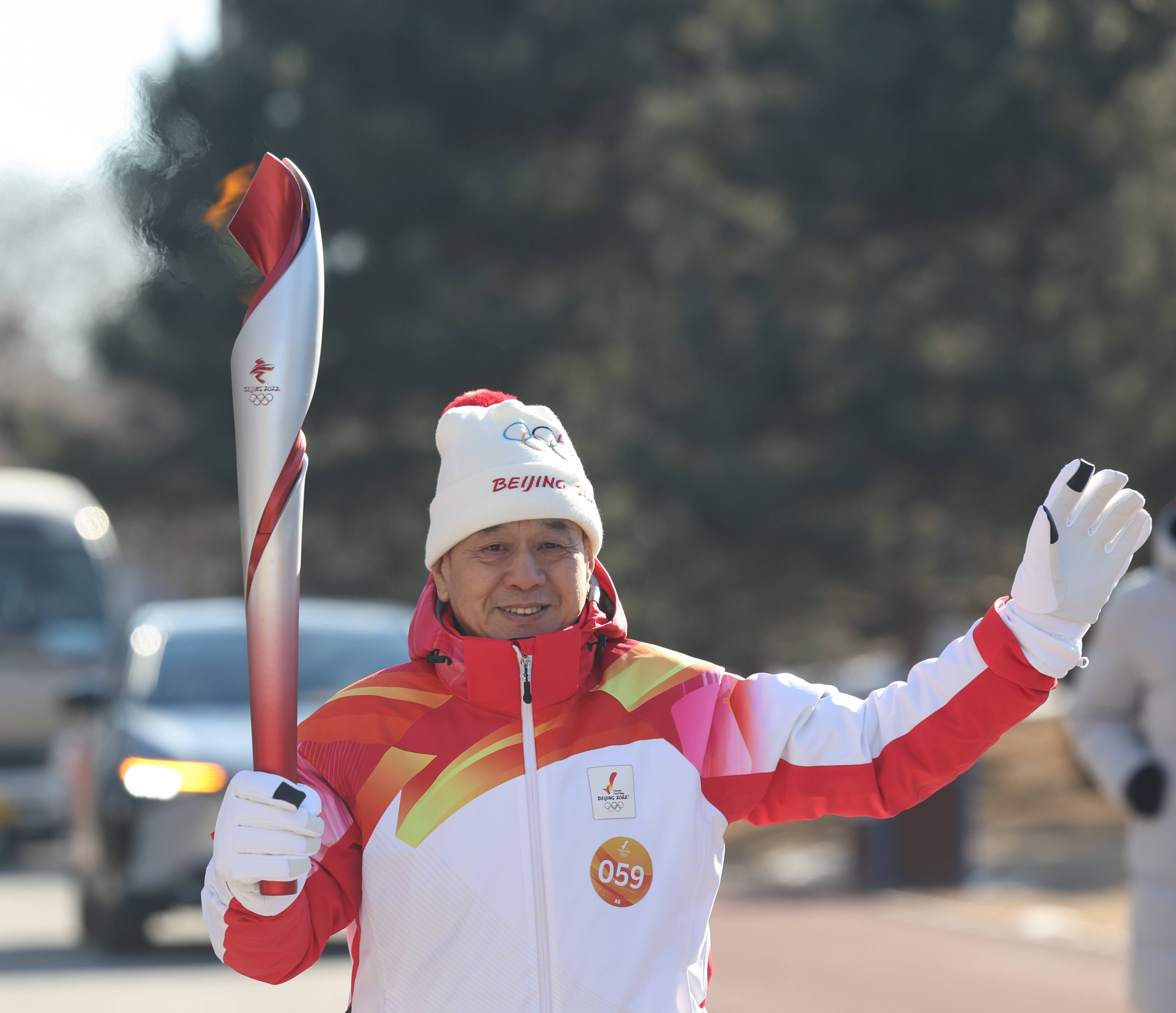 2月2日,火炬手巴根纳在火炬传递中.2月2日,火炬手丁世家在火炬传递中.