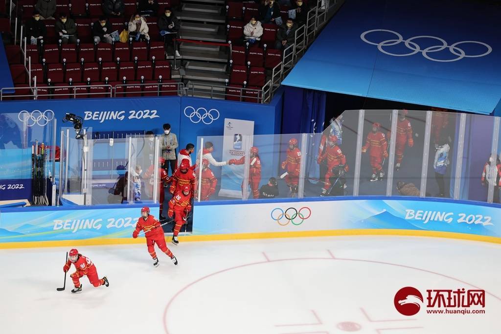 球员|中国女子冰球队首秀1:3不敌捷克队 球员离场时不少观众大喊“加油”