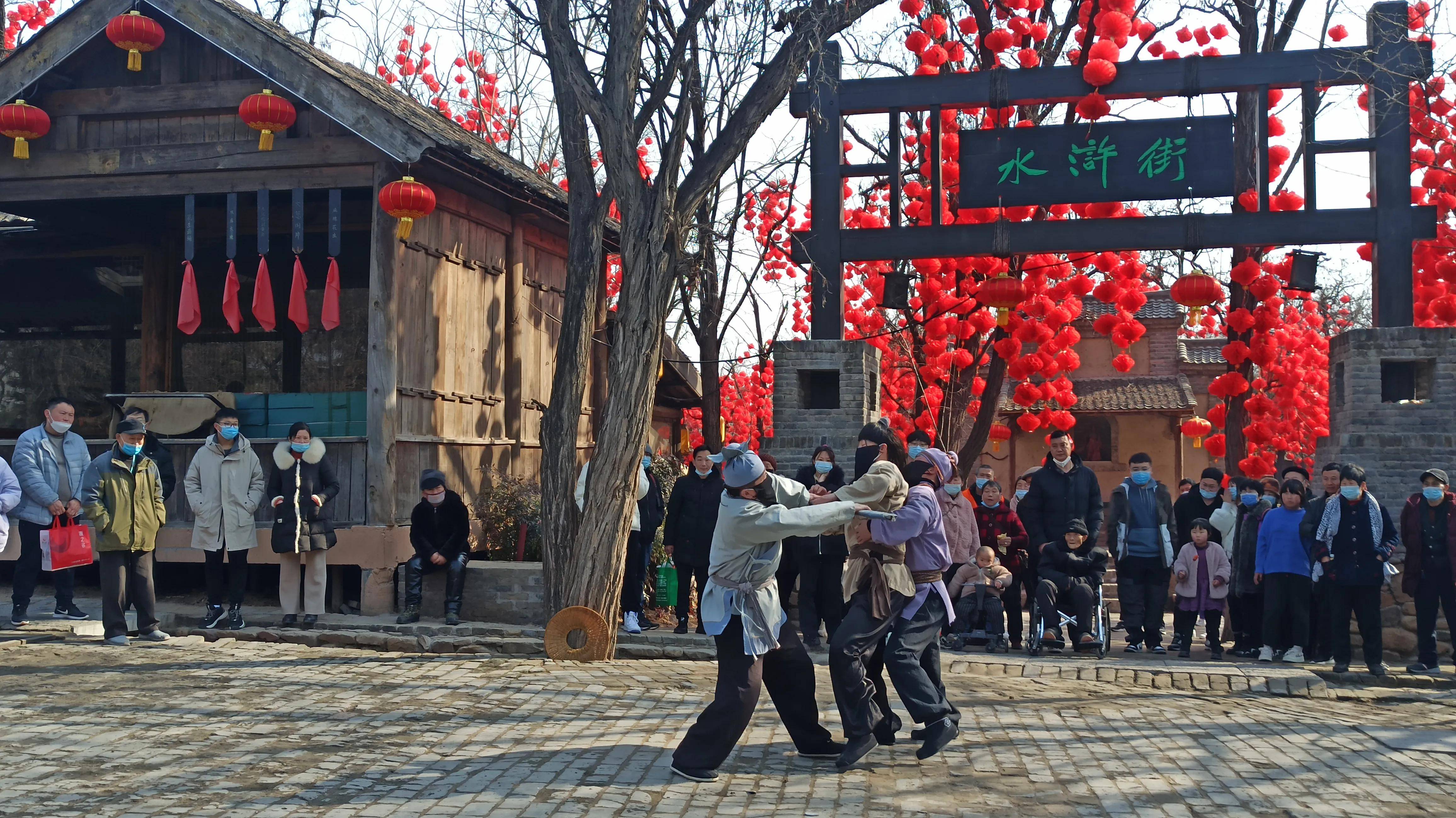 古都開封年味兒濃 萬歲山景區過足武俠癮_江湖_表演_傳統