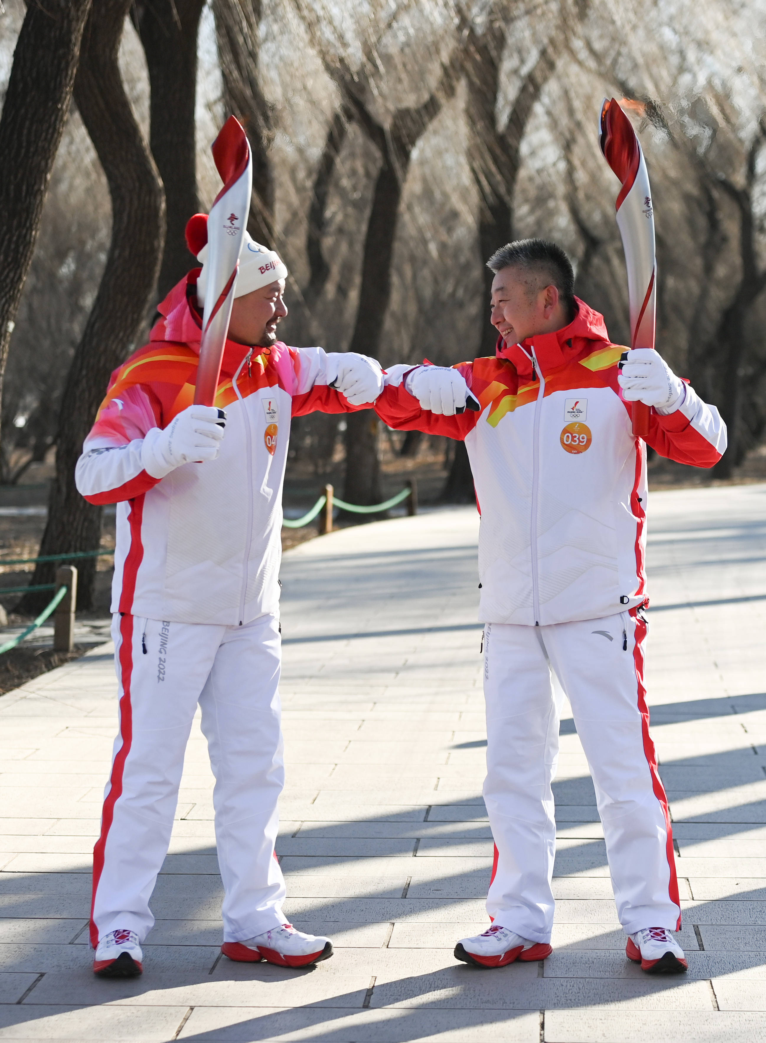 北京冬奥会火炬在颐和园传递