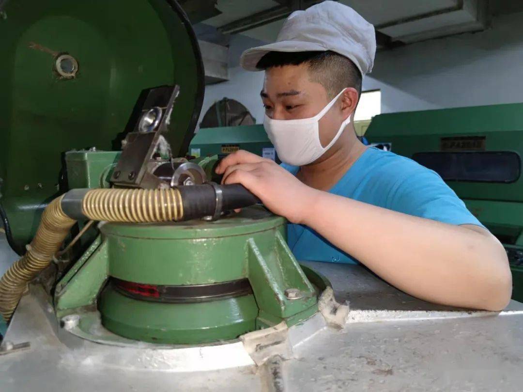 張豔紅楊叢森劉鳳海等公司領導慰問堅持節日生產的一線幹部職工公司