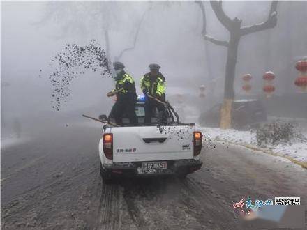 游客|庐山雪景吸引众多游客 景区交警上路执勤保畅通