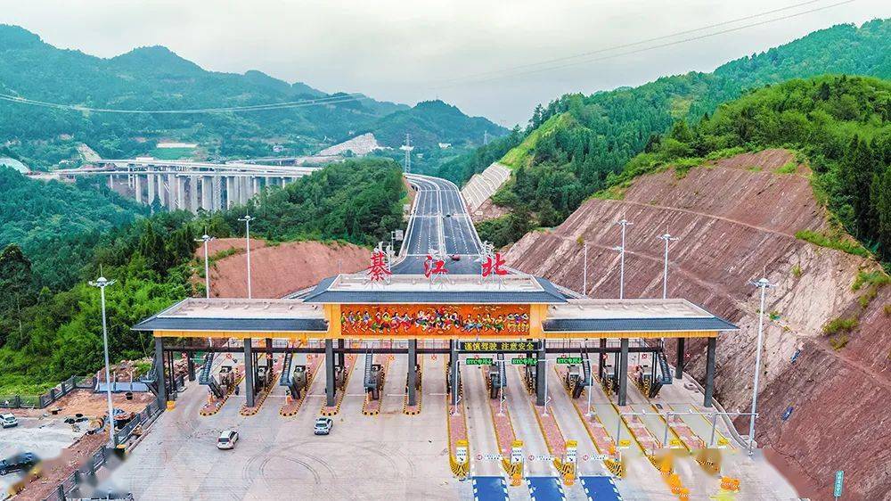 綦江北高速公路收费站上的版画元素总编辑:孙 萍值班编委:吴双编审:谭