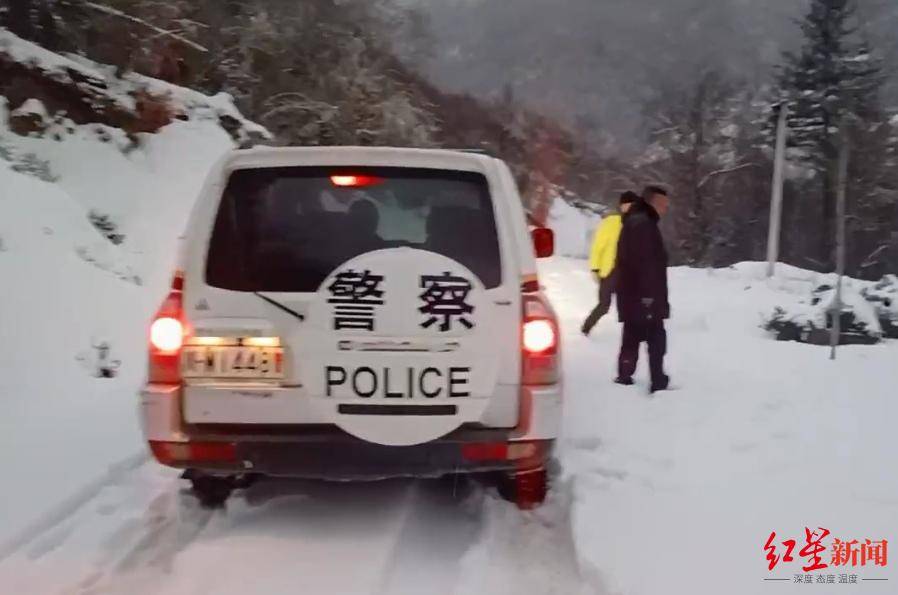 雪山|成都游客从泸沽湖自驾至亚丁被困4500米雪山，木里民警紧急救援