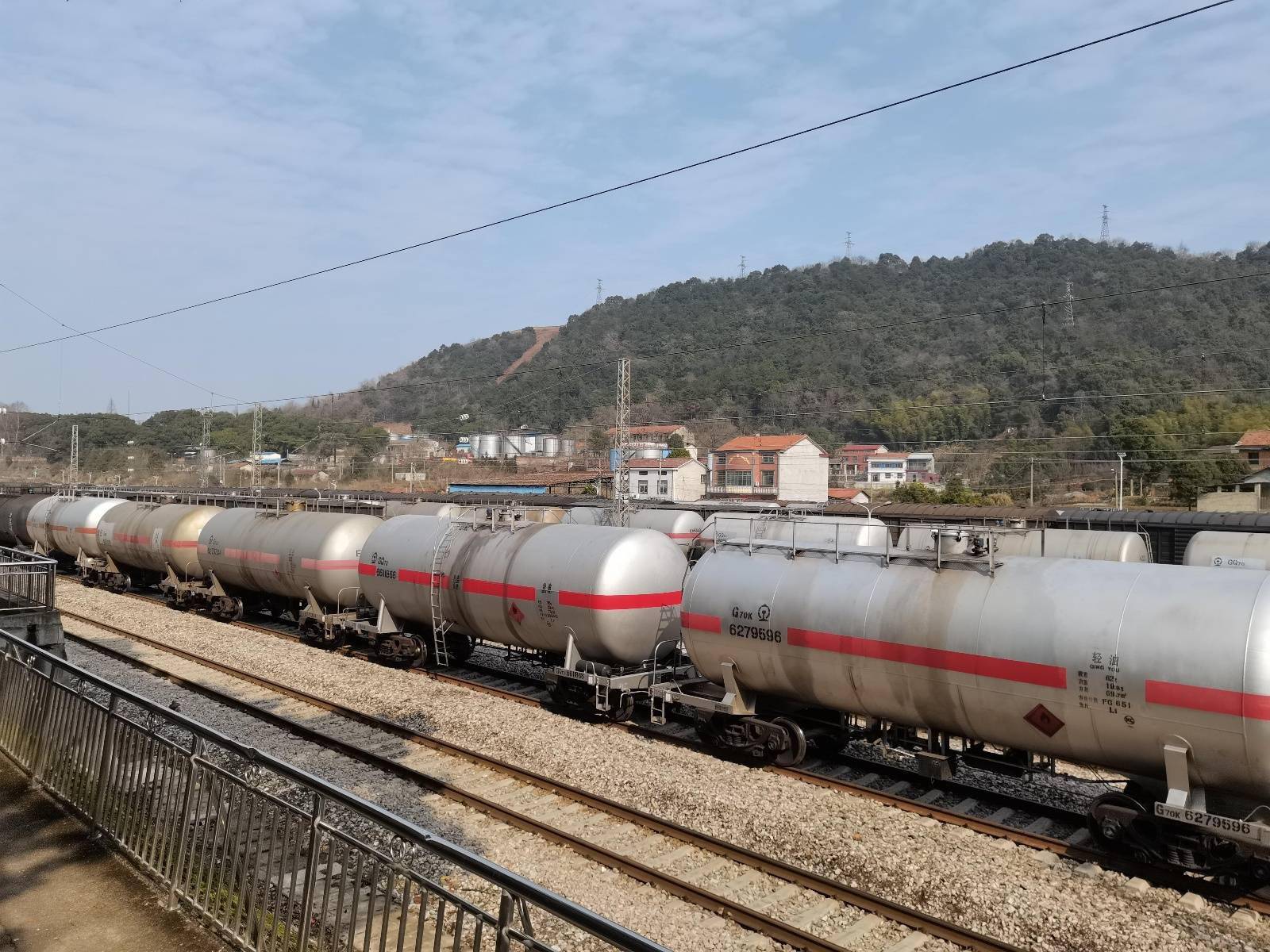 主动对接货源优先安排运力路口铺站抢运油品保供给