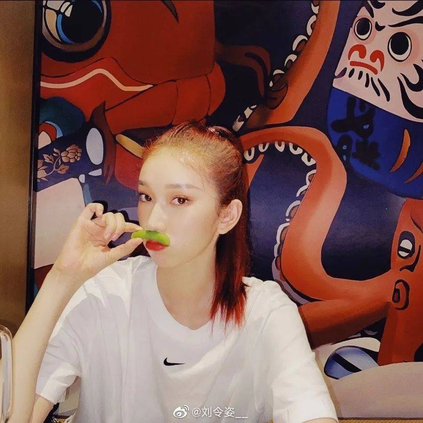餐巾纸美女身后从没有杂乱的背景！刘令姿张子枫教你绝美柔光术