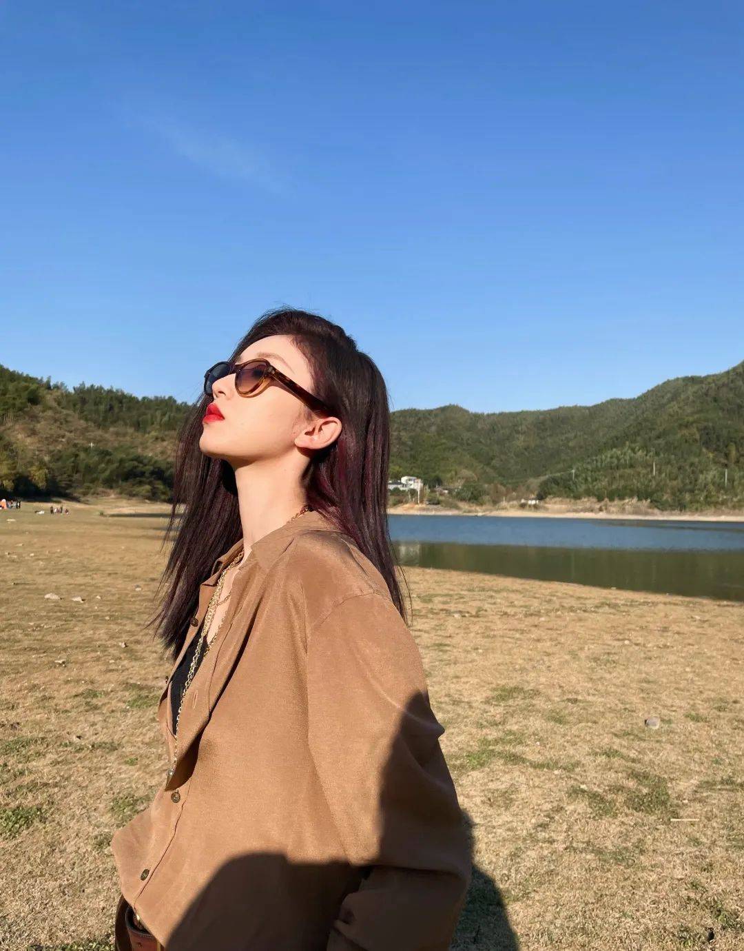 餐巾纸美女身后从没有杂乱的背景！刘令姿张子枫教你绝美柔光术