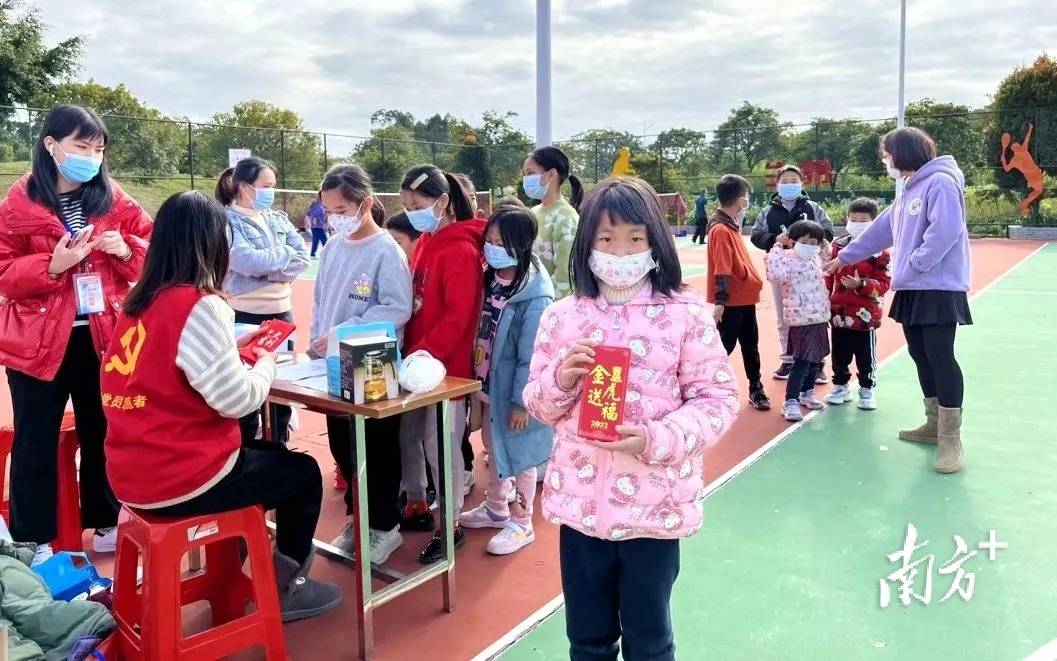 据悉,半仙山古建筑群醒狮表演活动仅仅是"横沥·百年牛镇"乡村休闲游