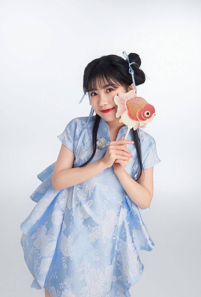 发髻赖美云发布国风“萌虎”写真 手持糖葫芦祝大家虎年快乐