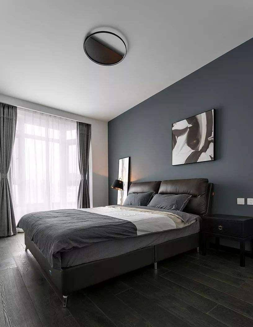 采光普遍不太好,倘若使用通铺灰色地砖,再刷上深灰色墙漆,必然整个