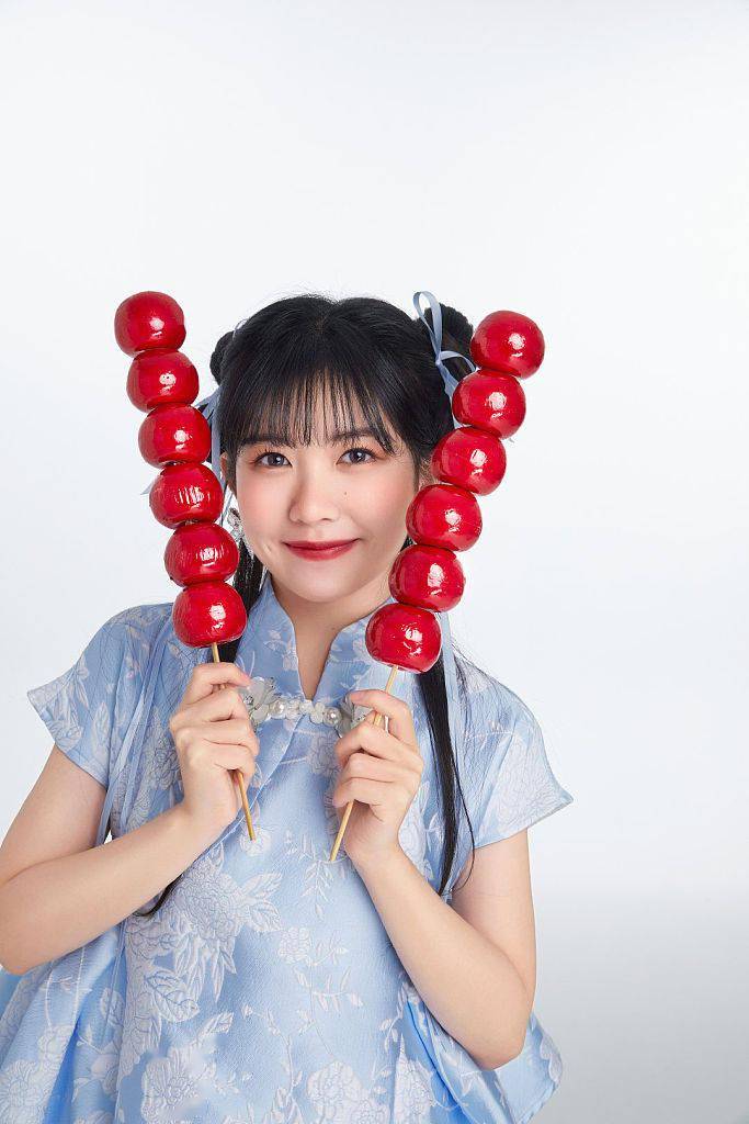 发髻赖美云发布国风“萌虎”写真 手持糖葫芦祝大家虎年快乐